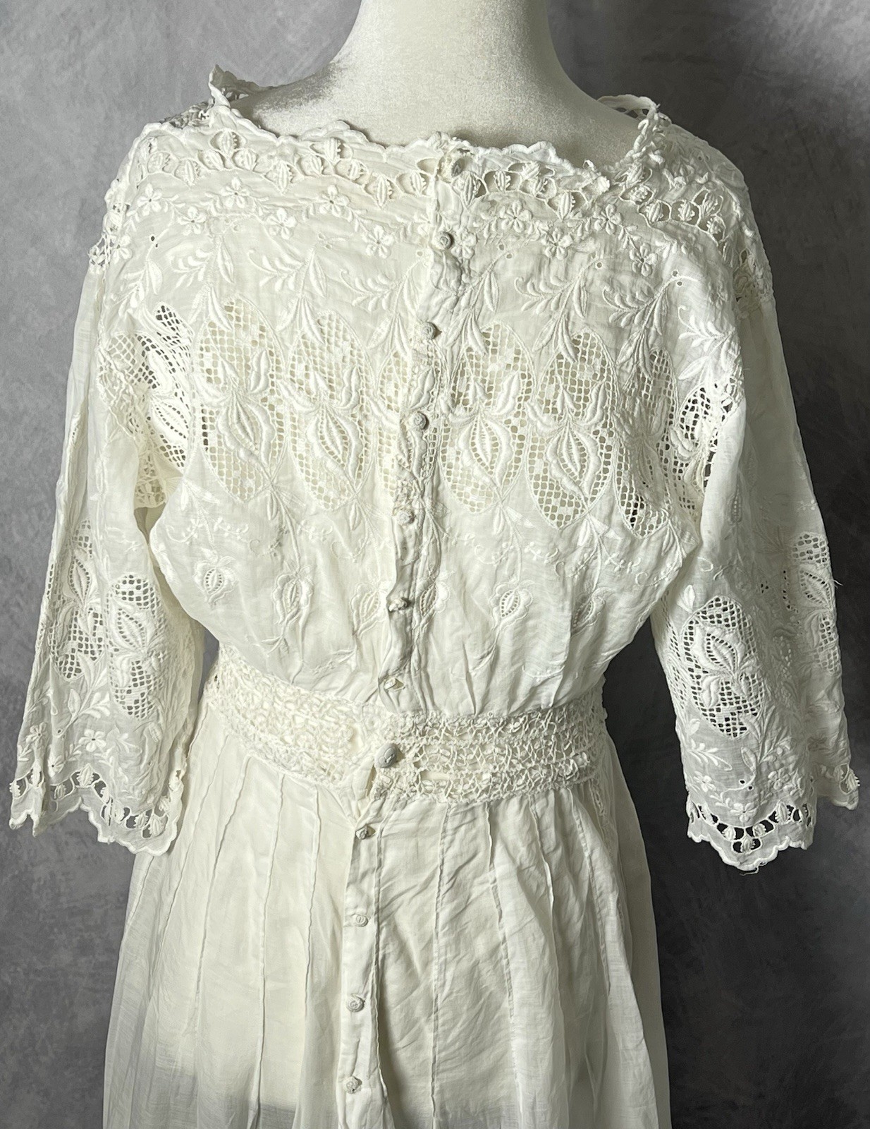Antique 1900s Edwardian White Cotton Lawn Tea Dress Embroidered Lace Cutwork S/M
