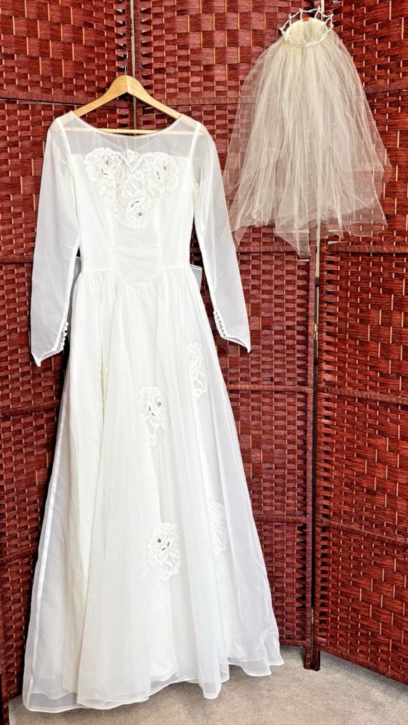 Vintage 1960 Wedding Dress ILGWU Union Label Illusion Lace Veil Tiara Size 7