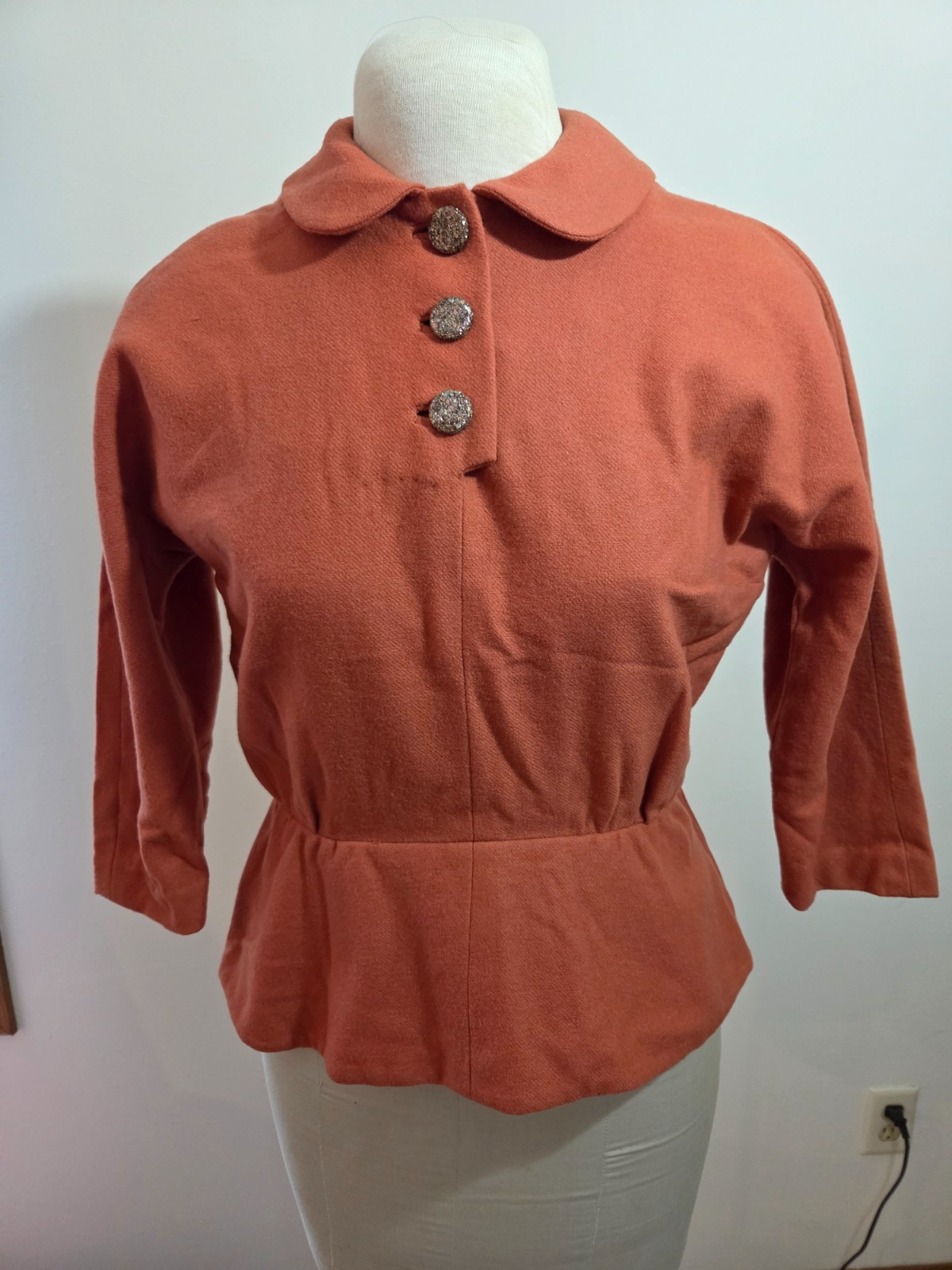 EXQUISITE 40s/50s VINTAGE WOOL PEPLUM pink pull over top confetti lucite buttons