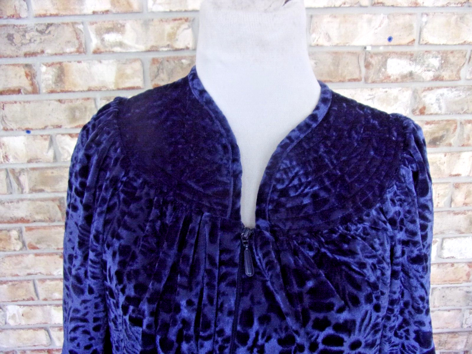 SIMPLY BASIC SZ S WARM SOFT CUT VELVET VELORE YOKE FRONT ZIPPER ROBE