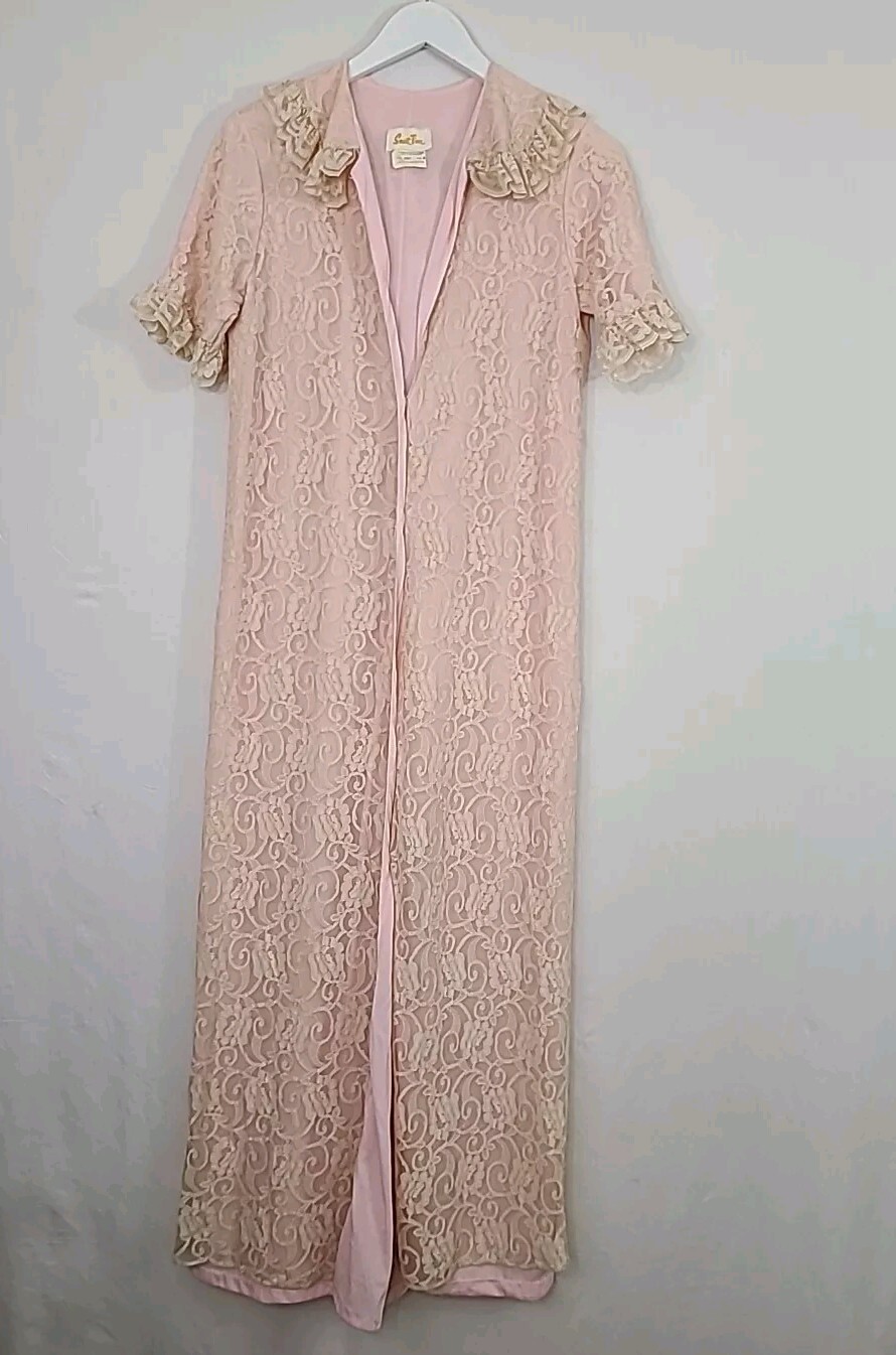 Vintage Smart Time Pink Cream Chantilly Lace Satin dressing gown Cottagecore