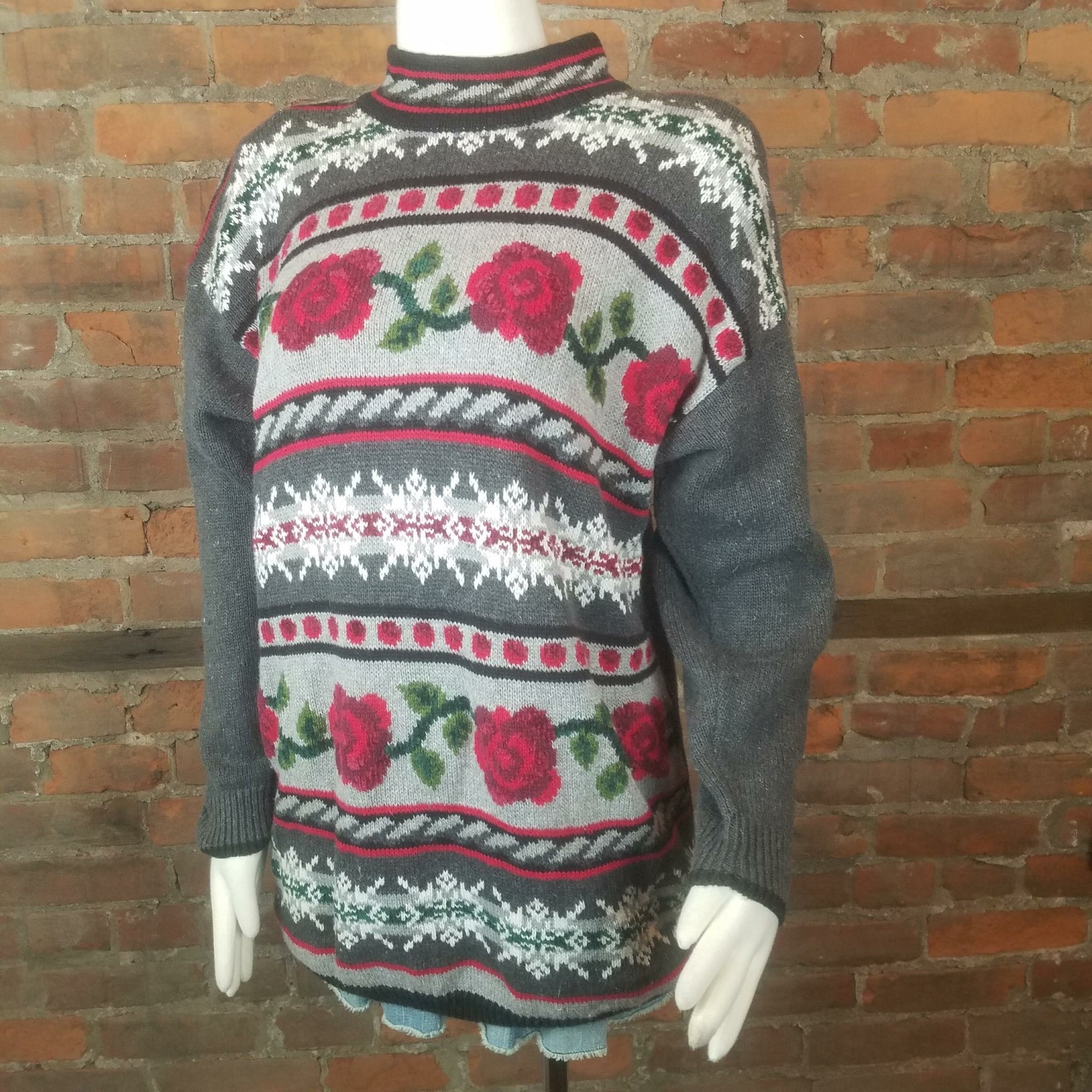 Vintage Women’s Tunic Sweater Gray Red White Flowers and Stripes Size 14/16