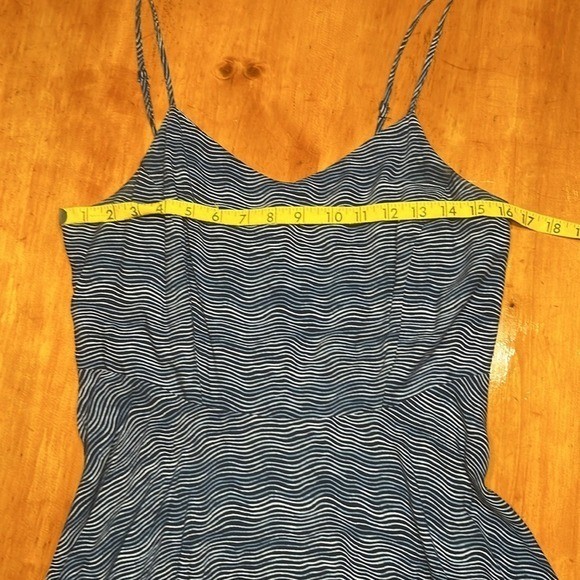 Old Navy Boho Coastal Blue White Wavy 90s Y2K Stripe Sundress Smocked Back Midi