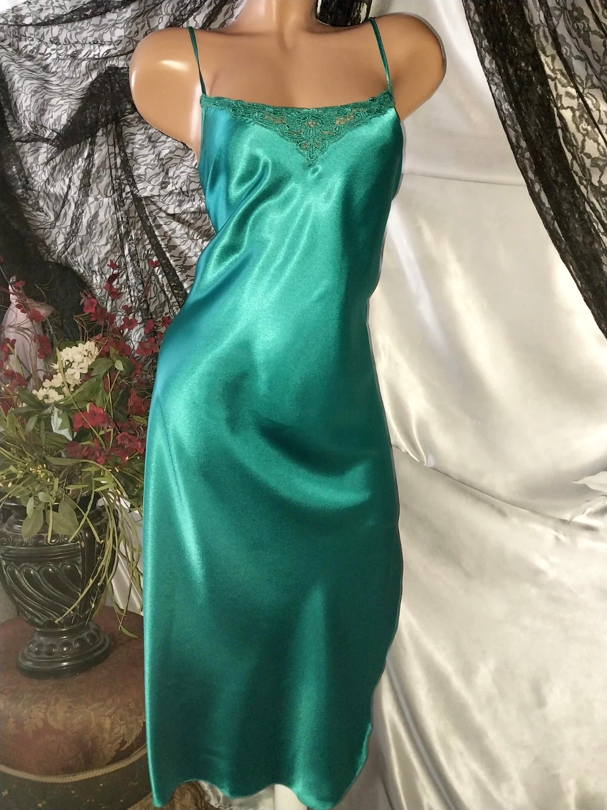VTG SATIN SHINY NEGLIGEE NIGHTGOWN LINGERIE 36″/38″ CROCHET VENICE LACE