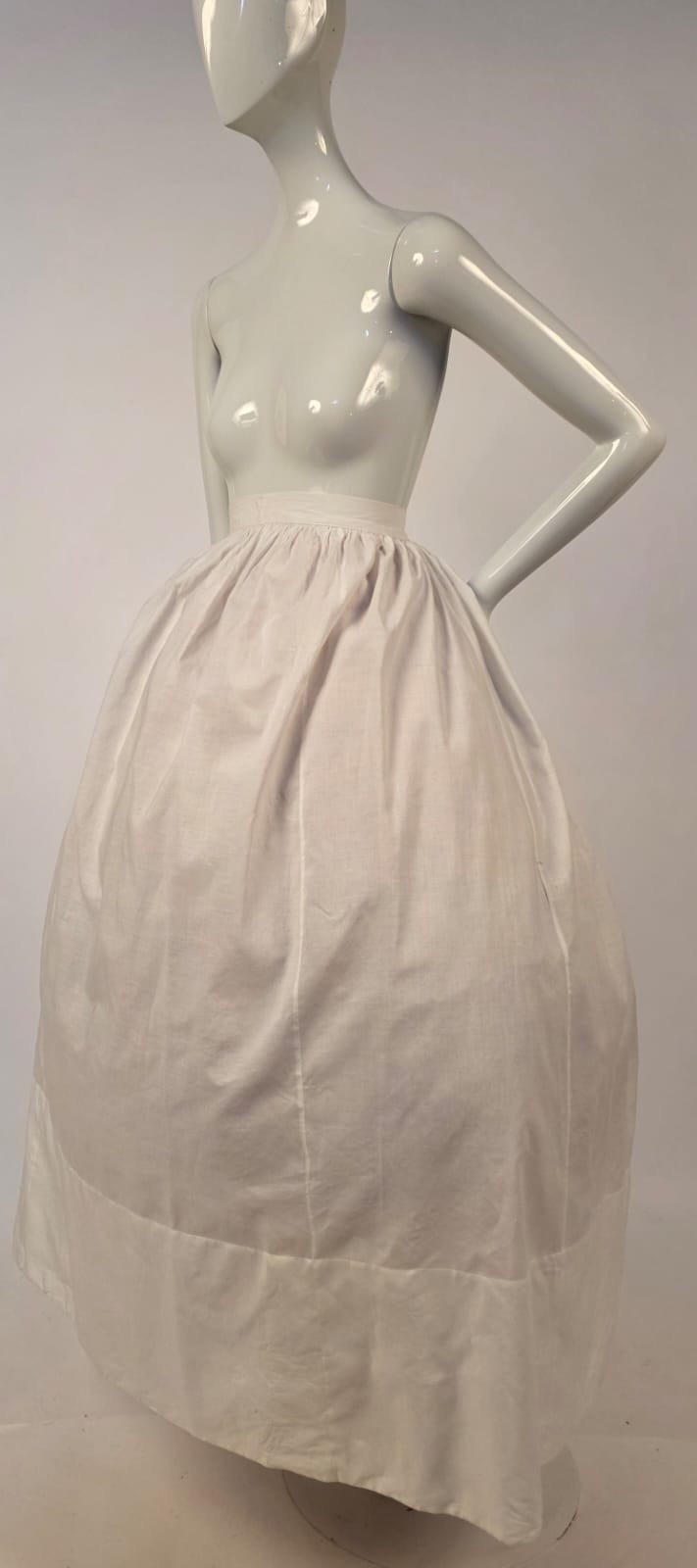 VICTORIAN 19TH C PLAIN WHITE COTTON BUSTLE SKIRT / PETTICOAT