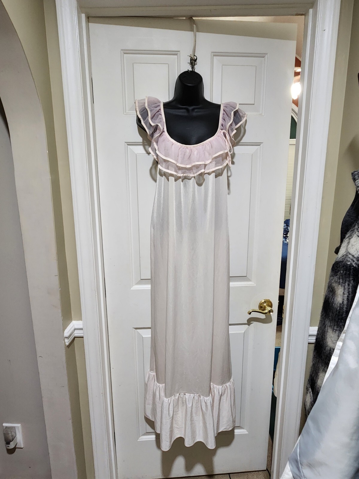 Spotlight Vintage Light Pink Ruffle Long Nightgown Women’s Size Medium
