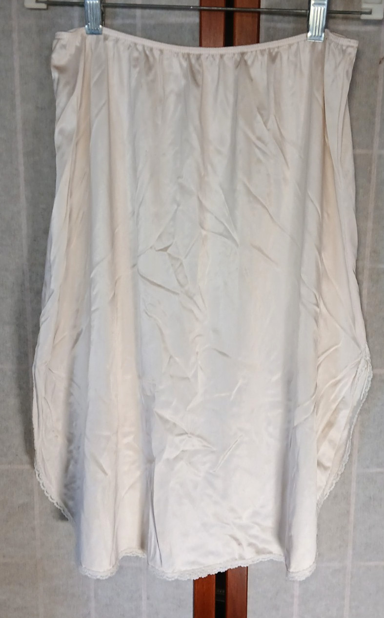 Sears The Doesn’t Slip Half Slip Size Large Waist 30-32 Average Length