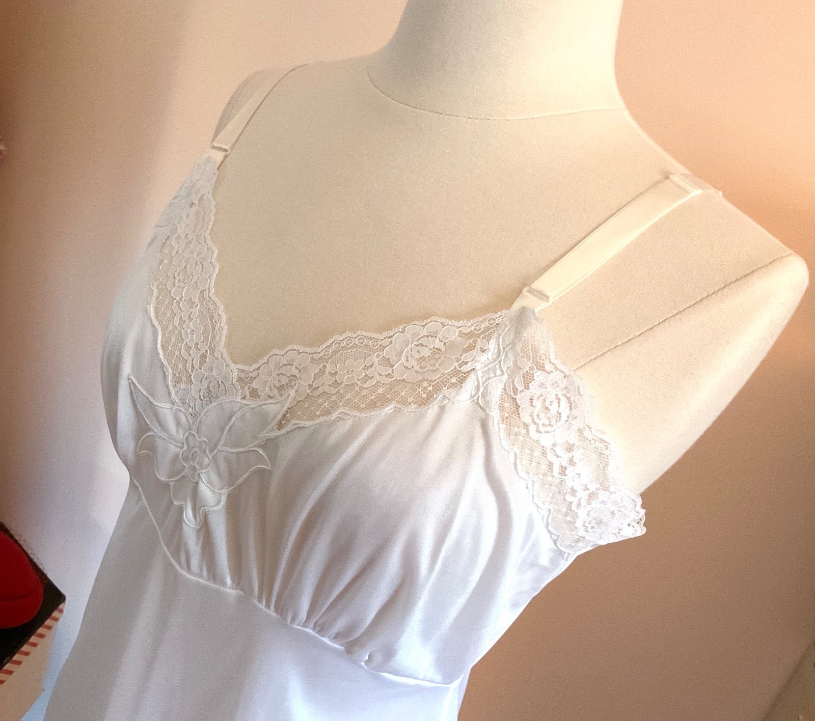 VTG RICHFORM WHITE SZ 34 FULL SLIP 100% NYLON LACE TRIM BODICE & HEM EXC. COND.