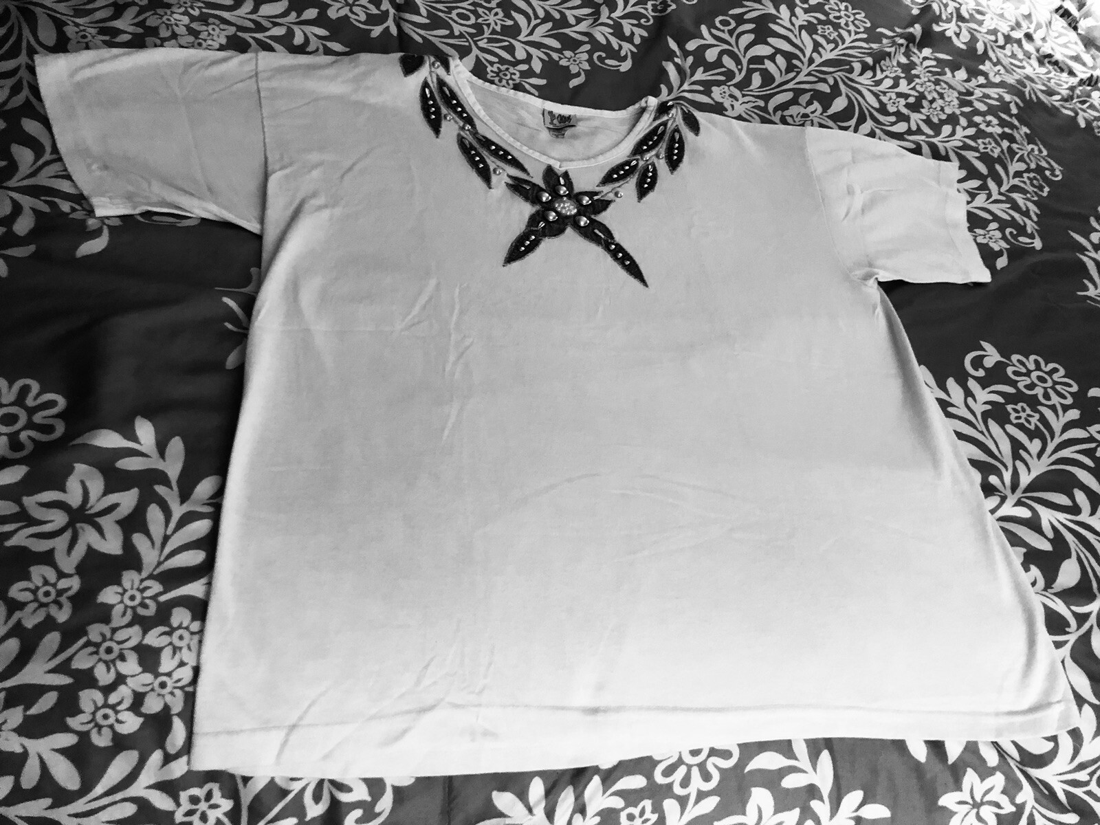 Women’s Size XL denim trim 28 long Short Sleeve Pearl Bead 25 chest white Top