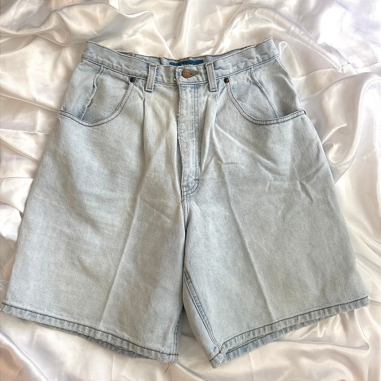 Vintage LA Gear Light Wash Denim High Waisted Pleated Shorts Womens 10M USA Made