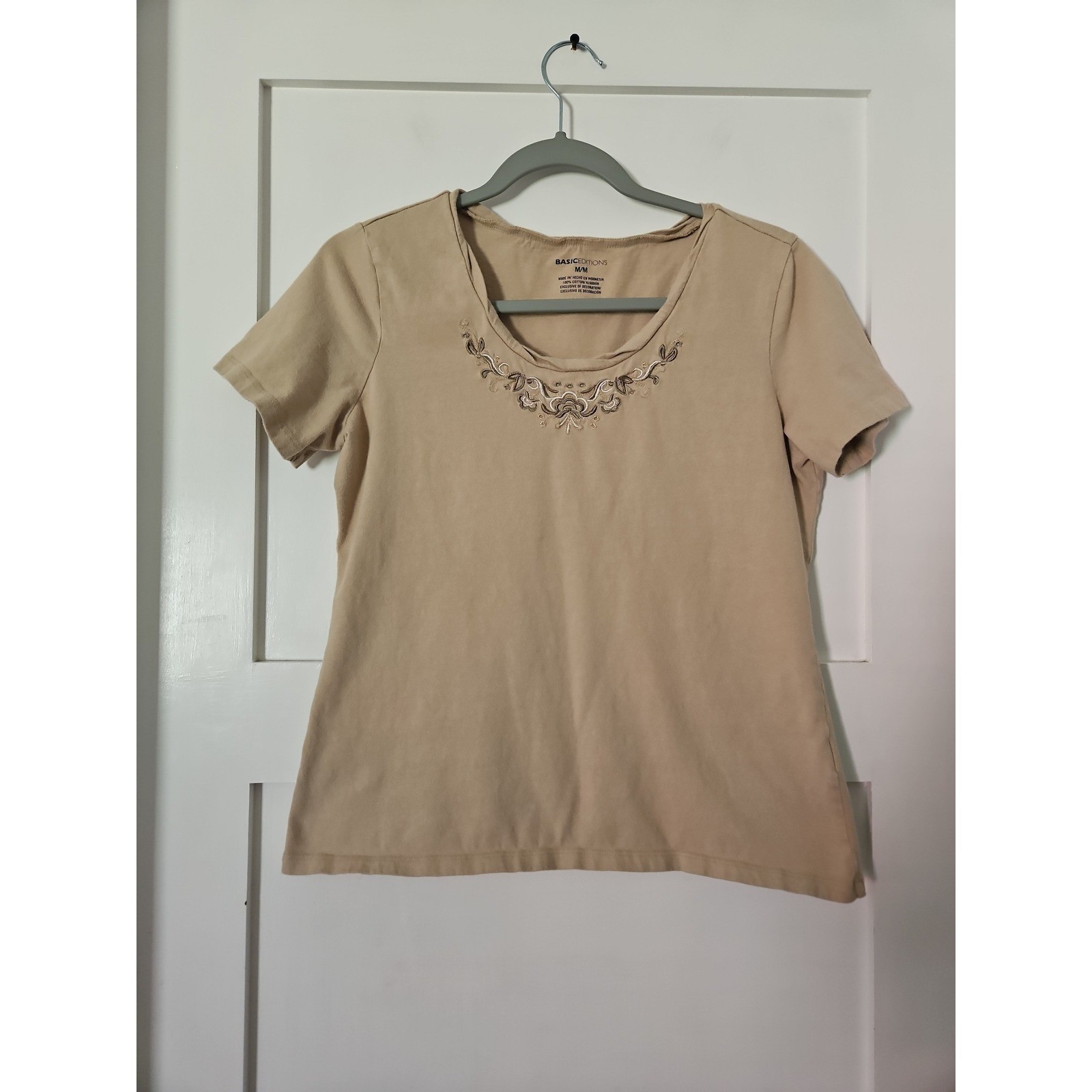 Vintage Basic Editions Tan Embroidered T-Shirt Medium 100% Cotton Scoop Neck
