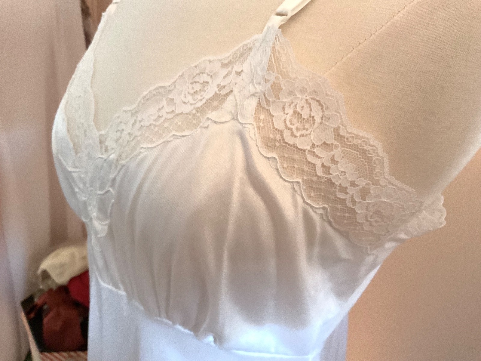 VTG RICHFORM WHITE SZ 34 FULL SLIP 100% NYLON LACE TRIM BODICE & HEM EXC. COND.
