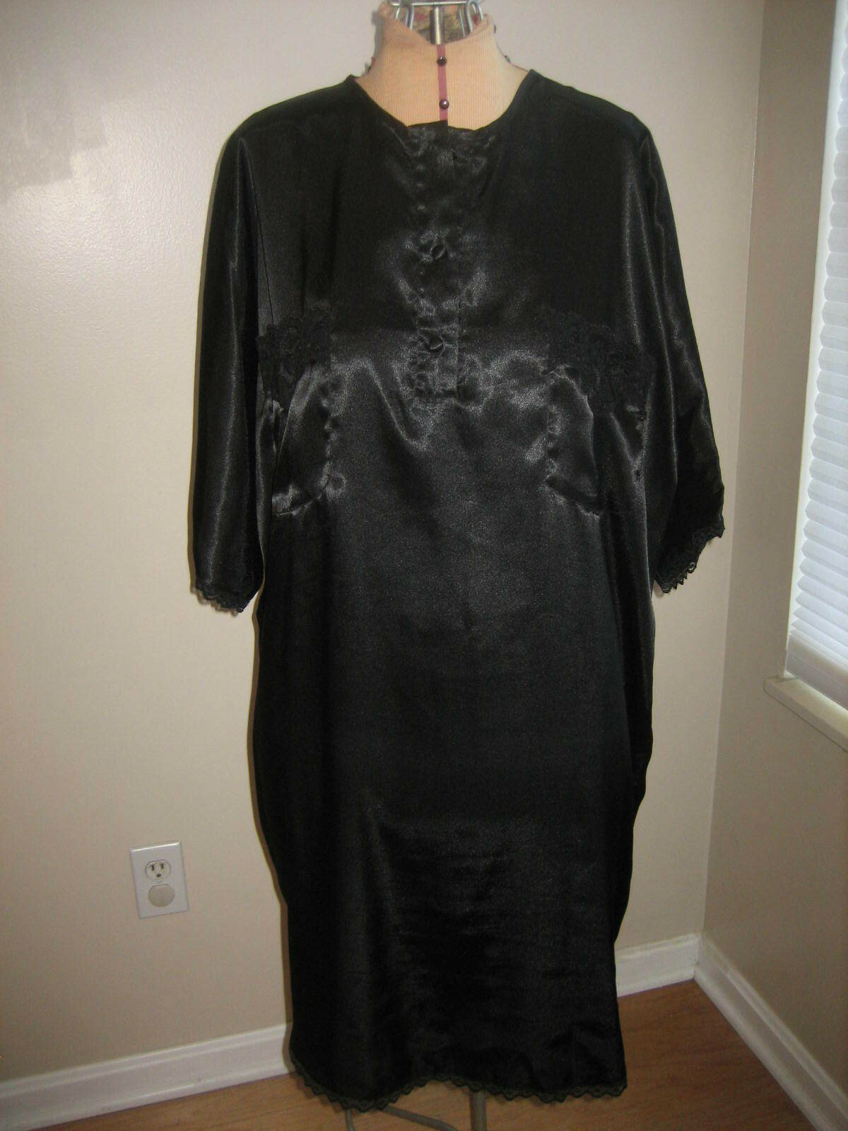 INTIMATE PLEASURES Polyester Black Short Sleeve Night Gown – Size 14 / 16