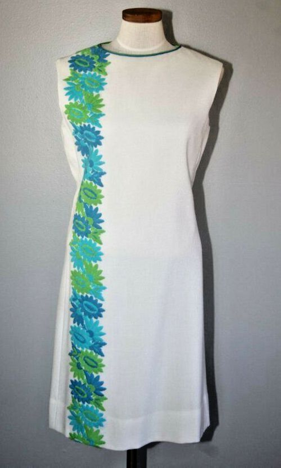 Vintage Susan Thomas Dress Embroidered Lined C-41″ White Sheath Dress Hostess