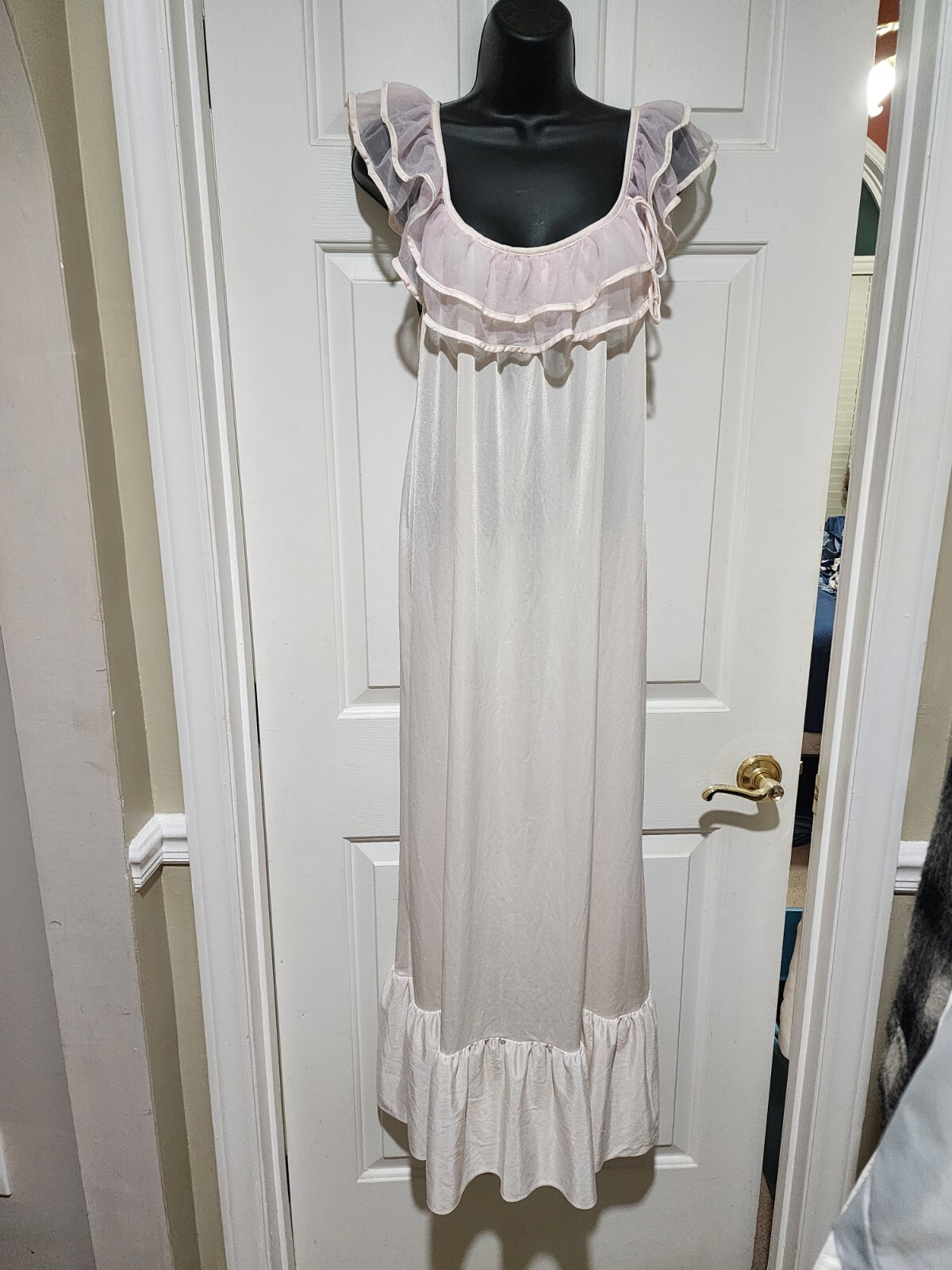 Spotlight Vintage Light Pink Ruffle Long Nightgown Women’s Size Medium
