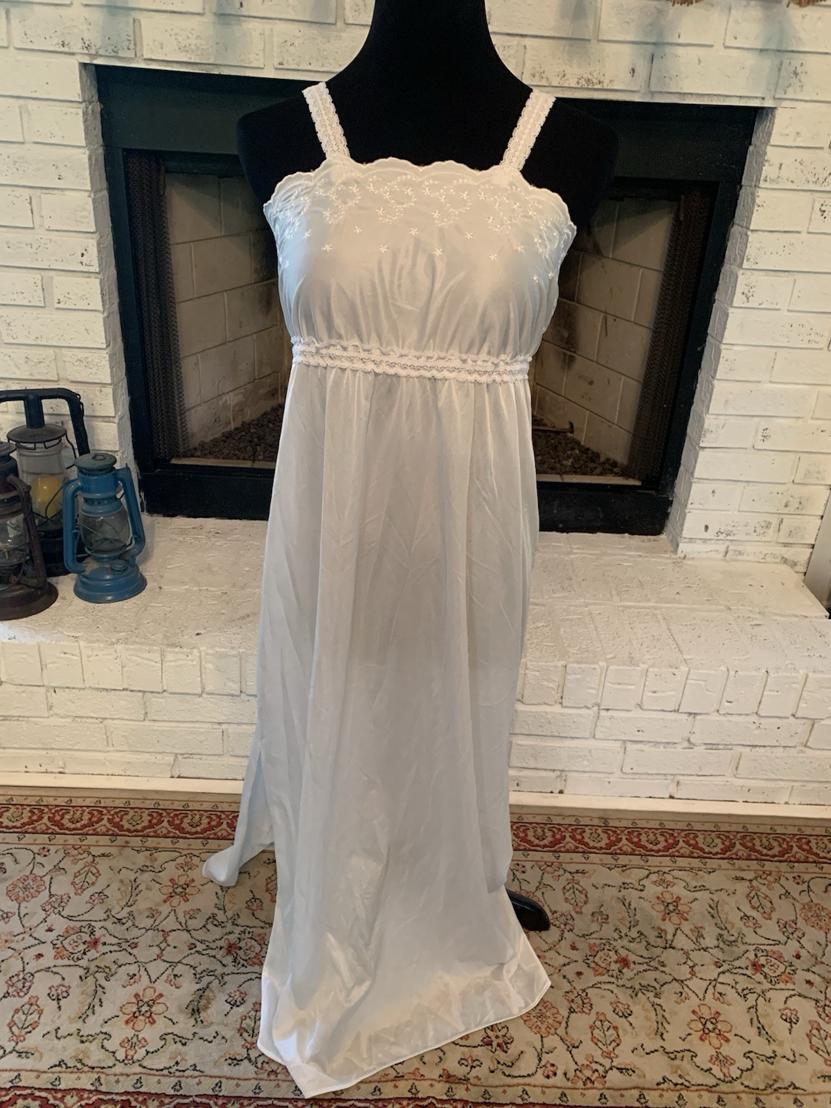 SWEET !! VTG 80’S USA SPOTLIGHT LONG MAXI NIGHTGOWN SZ M BLUE SLITS EMBROIDERED