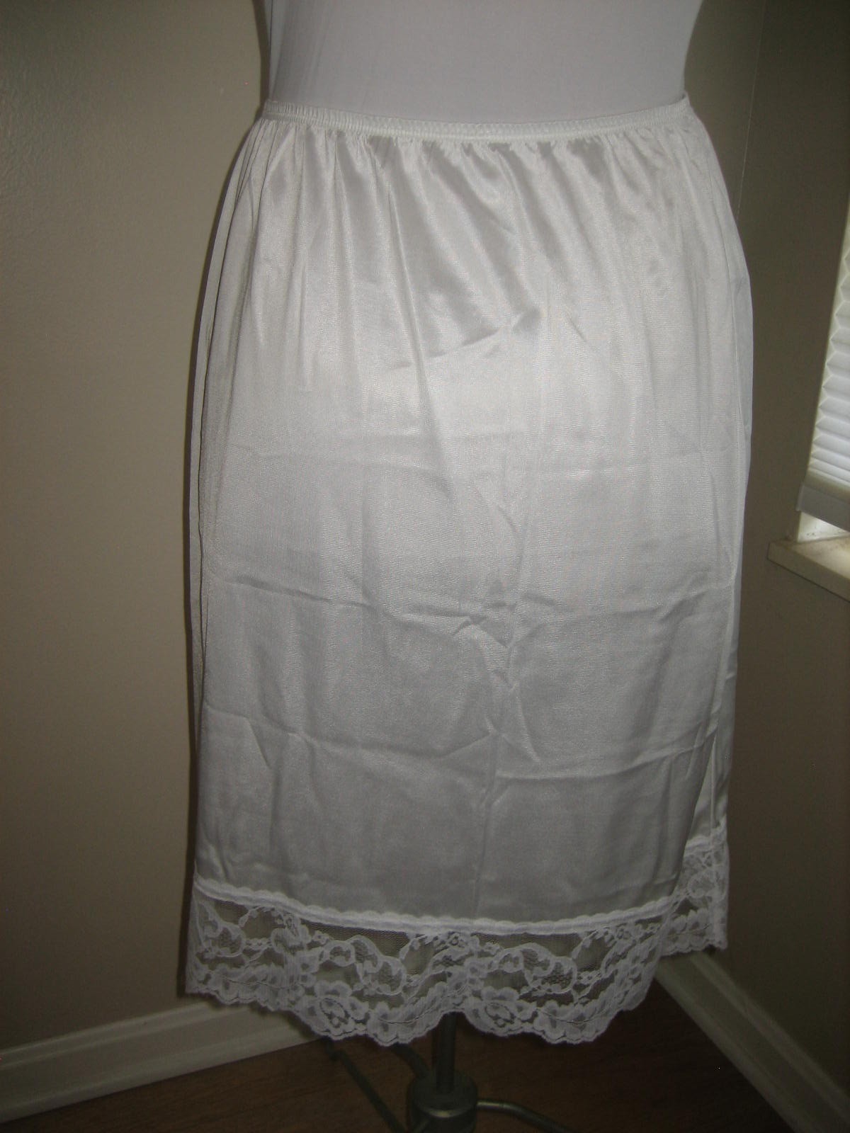 Vintage VASSARETTE White Nylon Half Slip, Wide Lace Hem, 11-105 – Size L