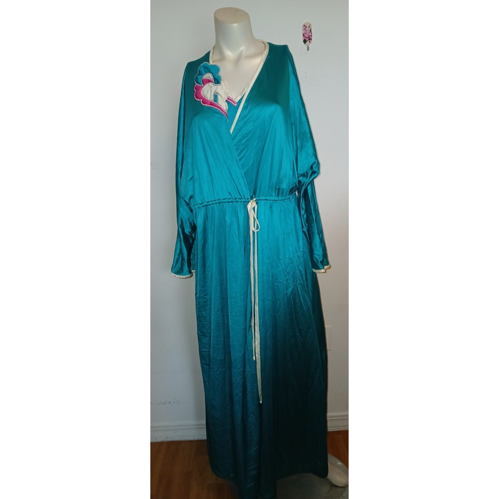Vintage JC Penny Medium Short Nightgown and Large COLLECTIBLES Brand Robe Set