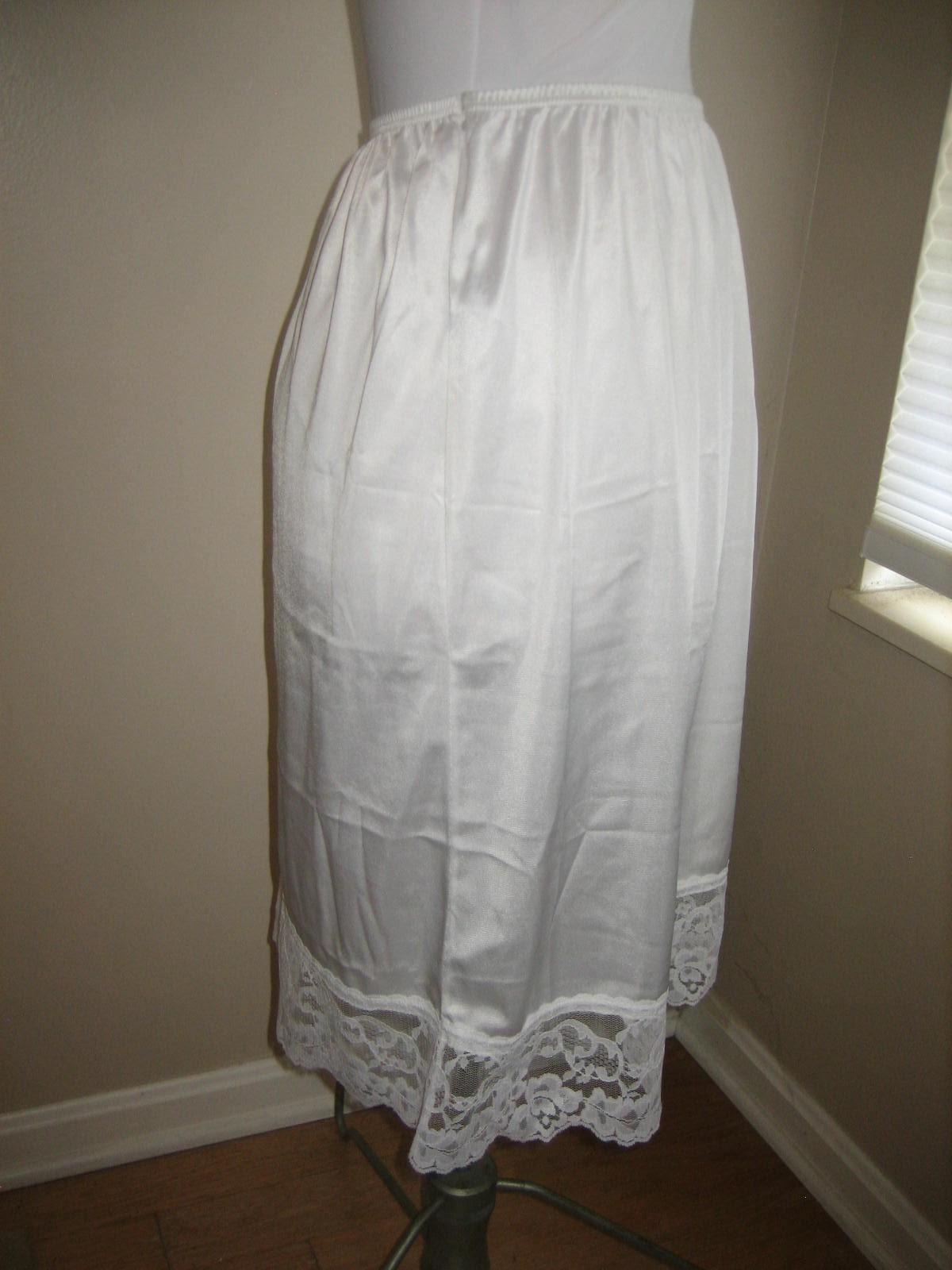 Vintage VASSARETTE White Nylon Half Slip, Wide Lace Hem, 11-105 – Size L