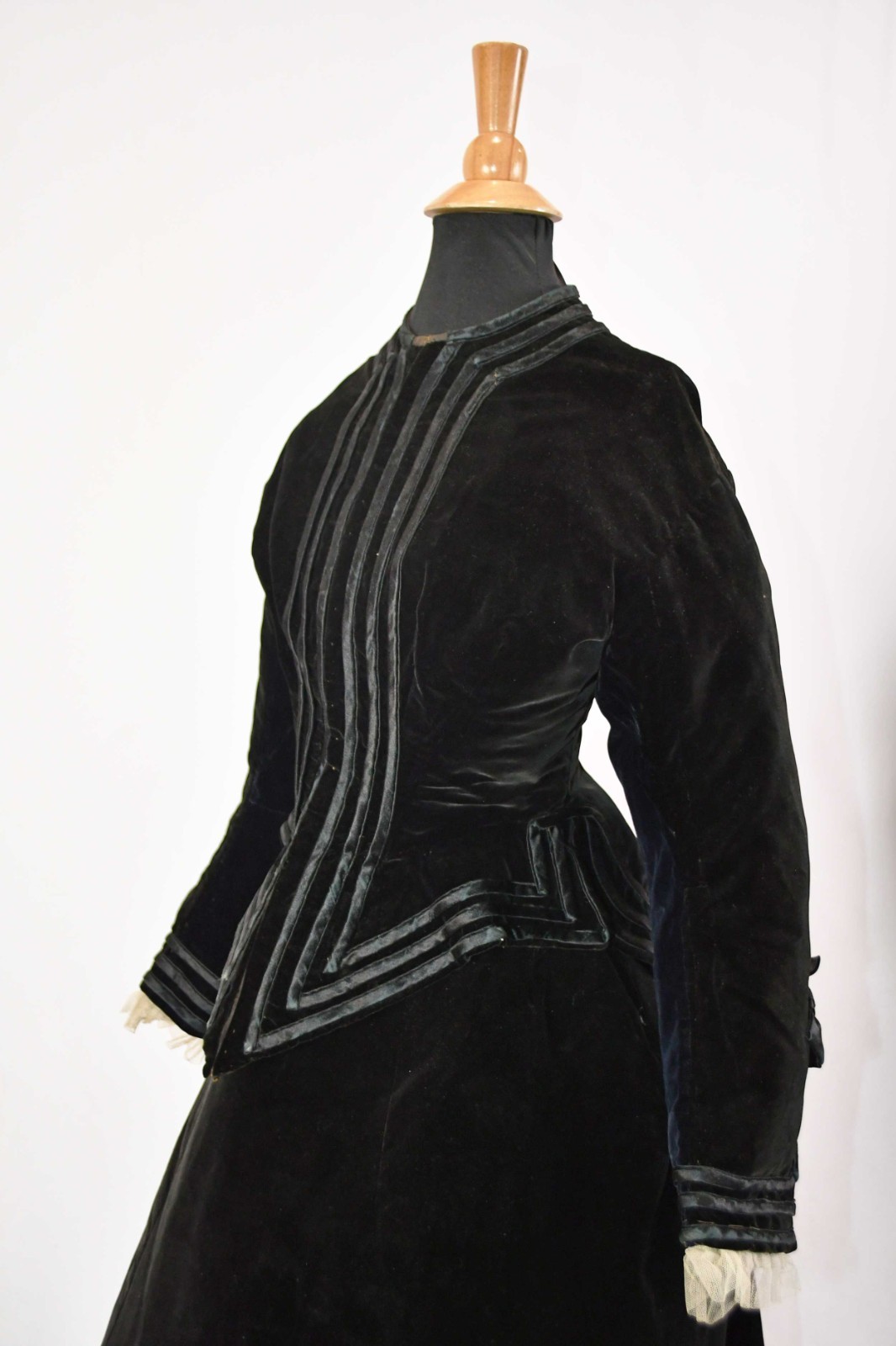 VICTORIAN TRAINED VISITING DRESS, 3 PC VELVET OUTFIT, 1880s, MUSEUM DEACCESSION