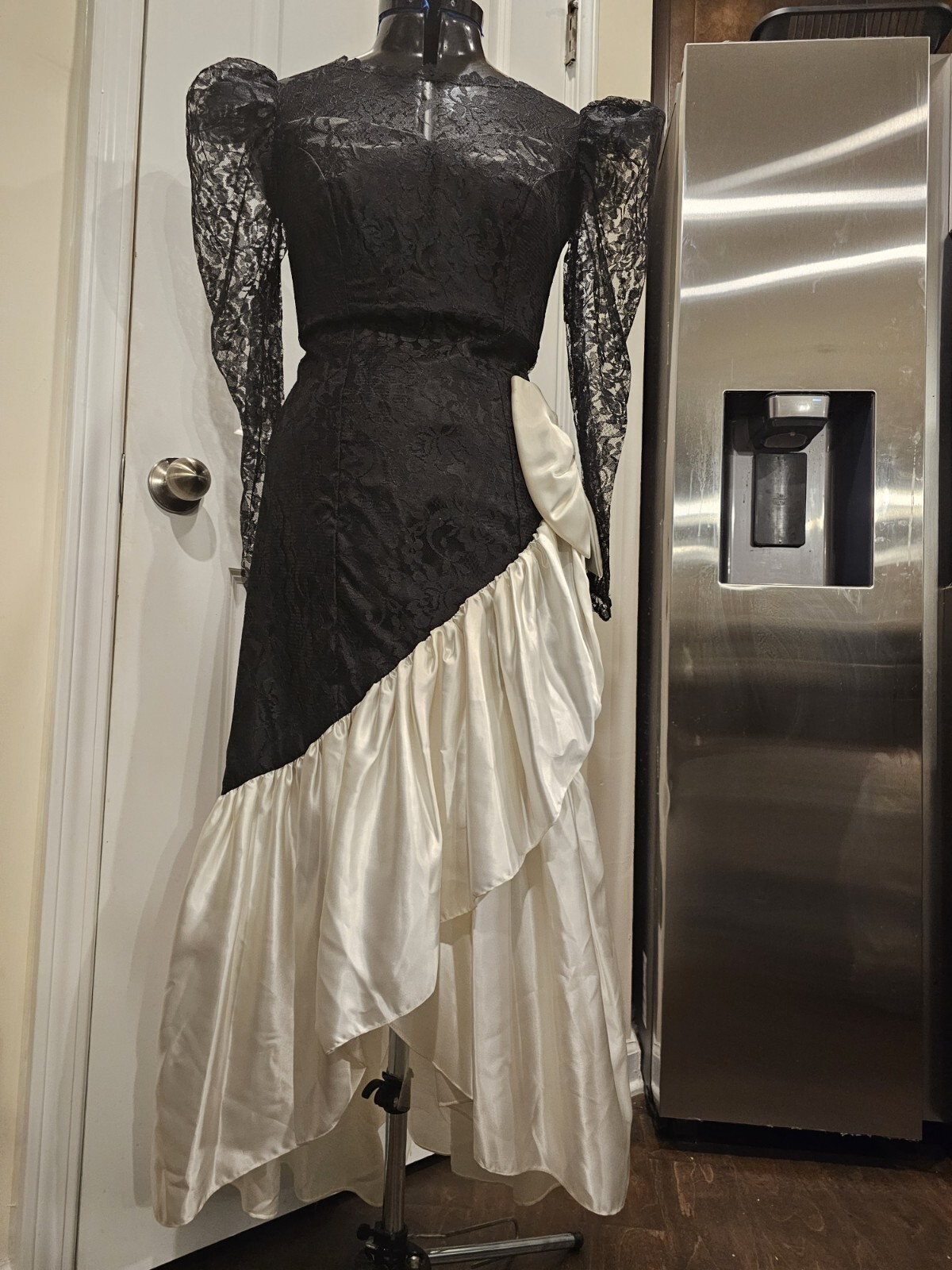 Vintage Lace Black And White Pleated Sheer Dtess 8/9
