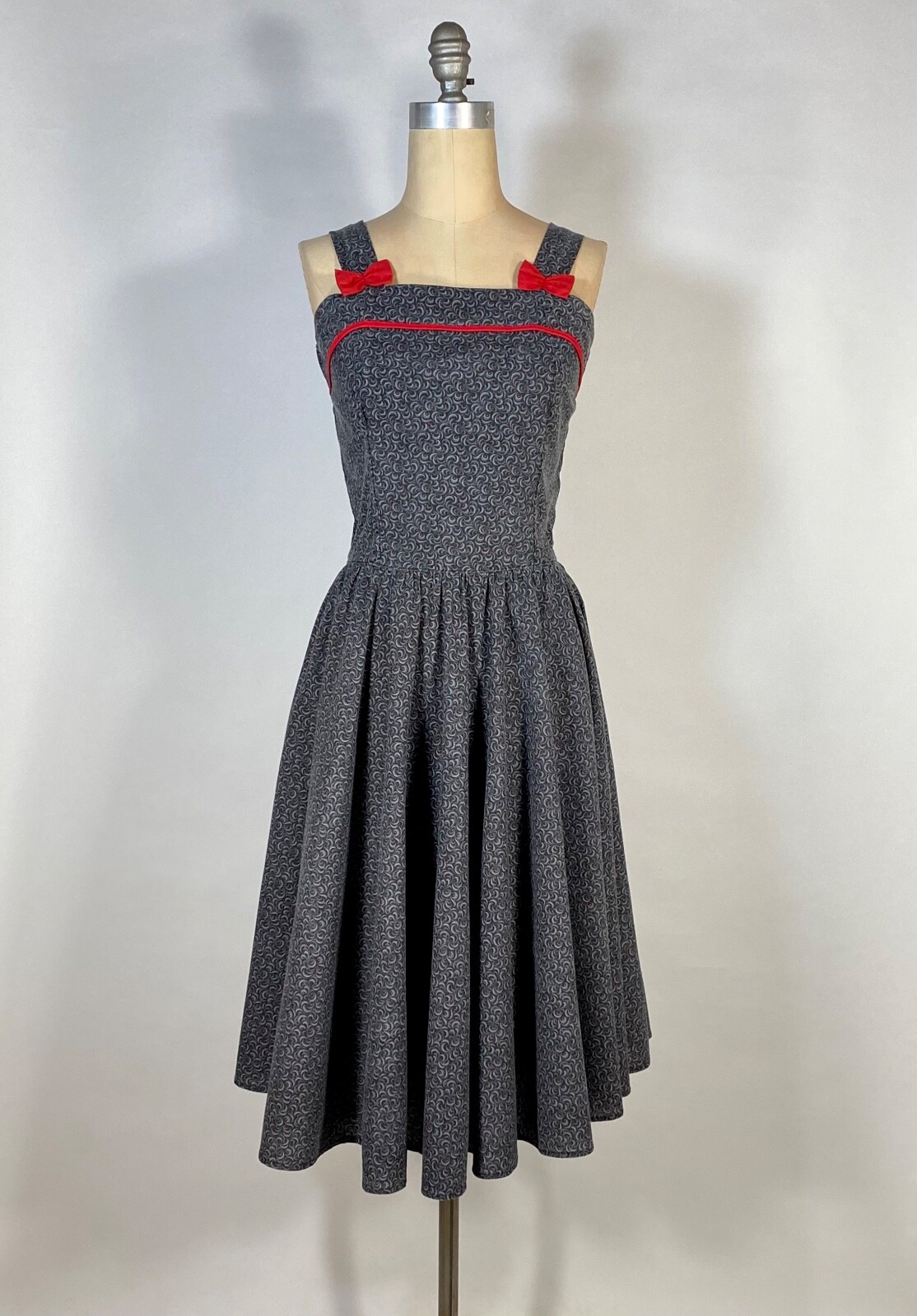 Vintage 1950’s grey swirl cotton sun dress with circle skirt & red bow details M