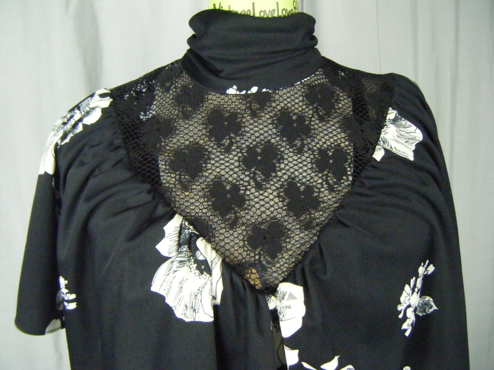 Vtg 70s Black White Floral Printed Illusion Neckline Cape Dress-Bust 31/3XS-2XS