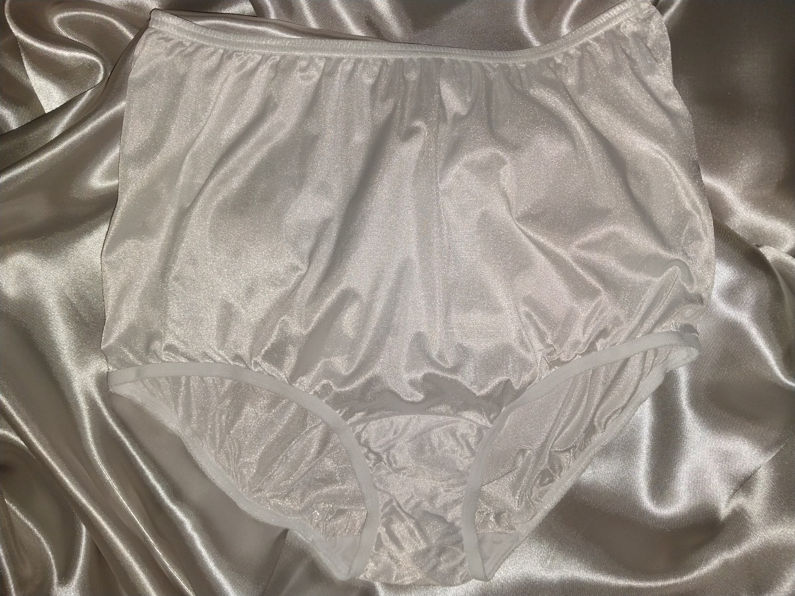 VTG SILKY NYLON THIN vanity Fair NYLON Panties Shimmery SZ 7 SNOW WHITE GLOSSY
