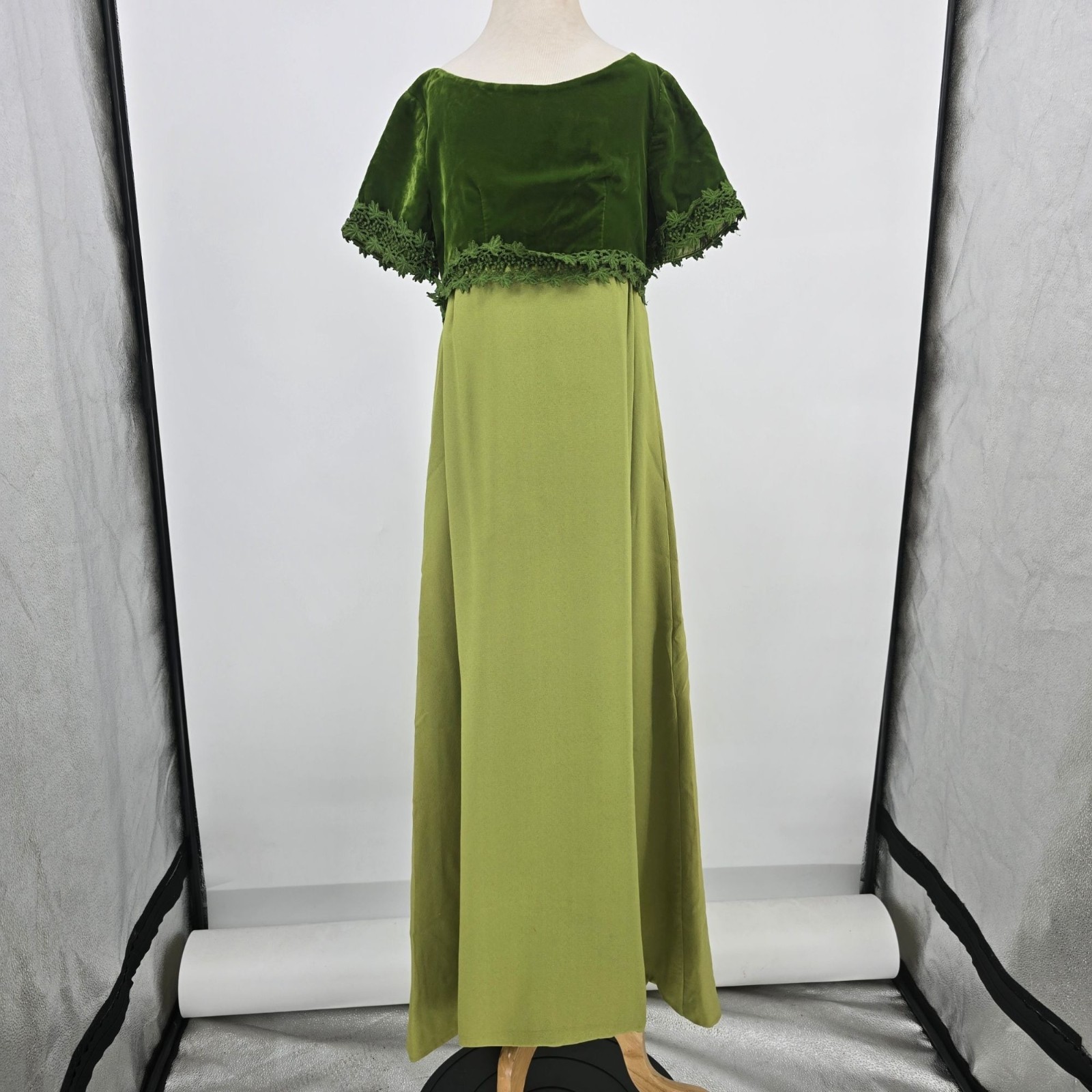 Vintage 1960s Green Velvet Venice Lace Leaf Trim Empire Gown (Petite XXS)