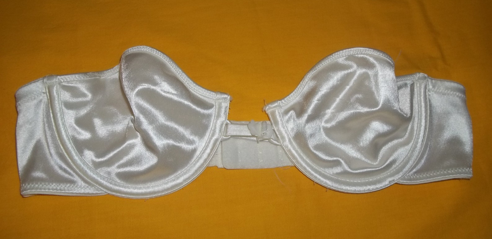 Lily of France 1173 Shiny Second Skin Liquid Satin strapless Bra 36A cleavage