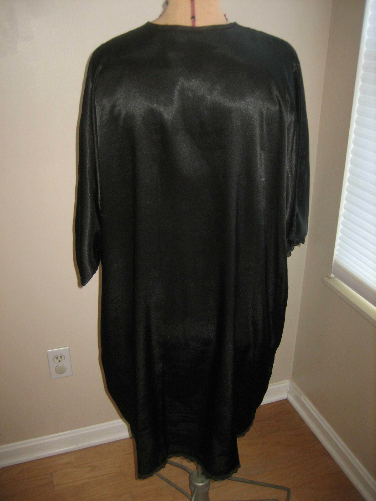 INTIMATE PLEASURES Polyester Black Short Sleeve Night Gown – Size 14 / 16