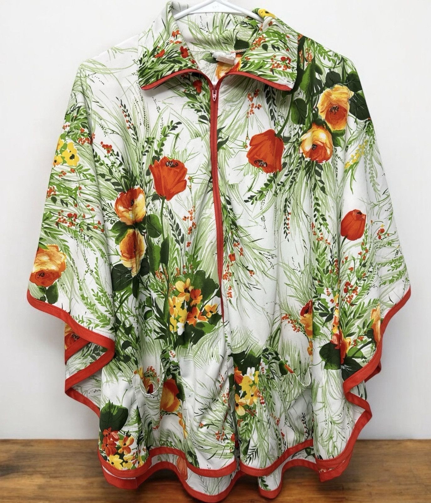 VTG 70s Greencastle Floral Ponch-style Top – size M stretchy, Bright Colors