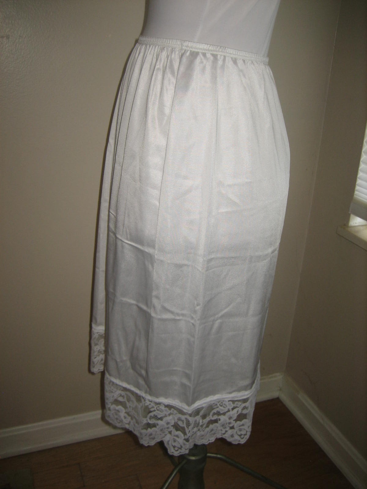 Vintage VASSARETTE White Nylon Half Slip, Wide Lace Hem, 11-105 – Size L