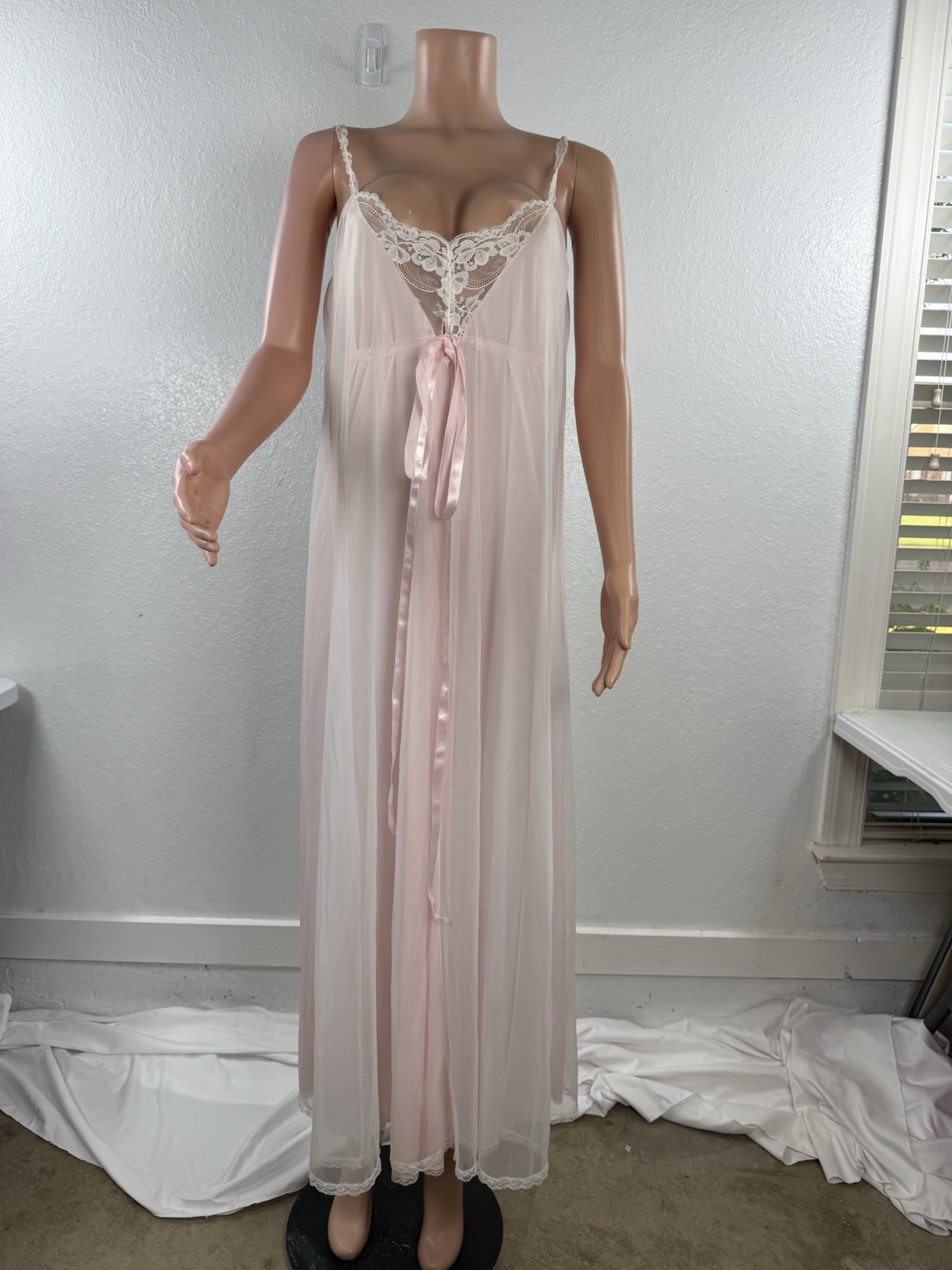 Vintage VANITY FAIR Glamour Sheer Chiffon overlay Bodice Nylon Nightgown Size 34