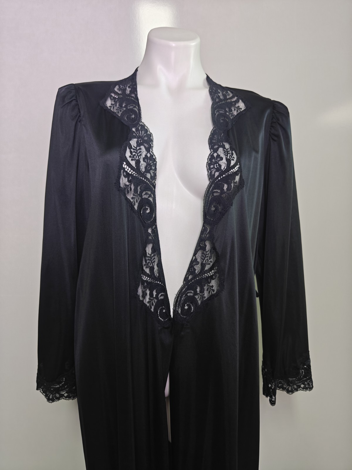 Vintage OLGA XL Black Long Robe Shoulder Pads 94280 No Belt No Tag EVC