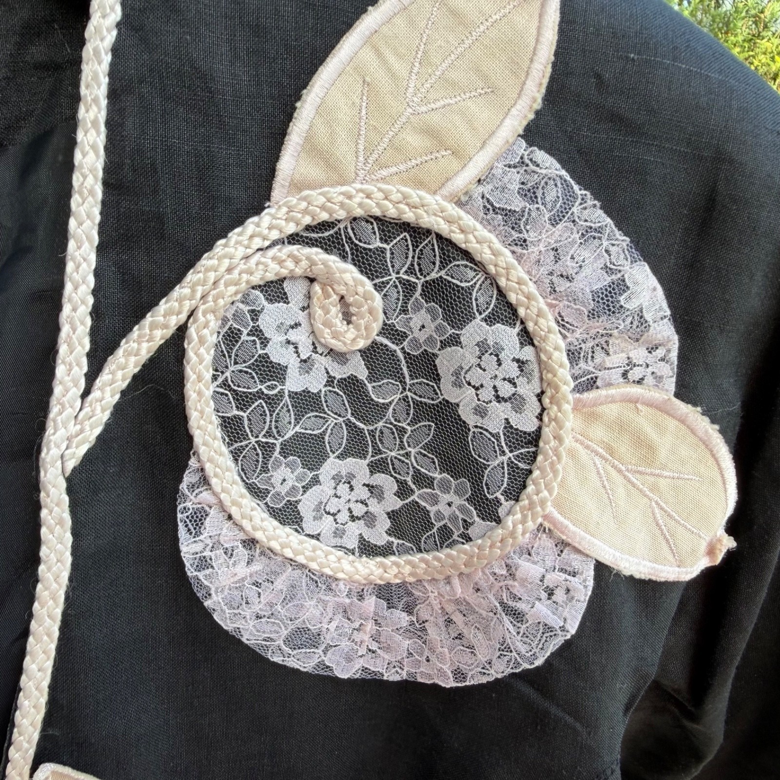 Bellino Paris Mode Linen Crop Jacket – Lace Rose Appliqué, Black & Ivory, Size 8