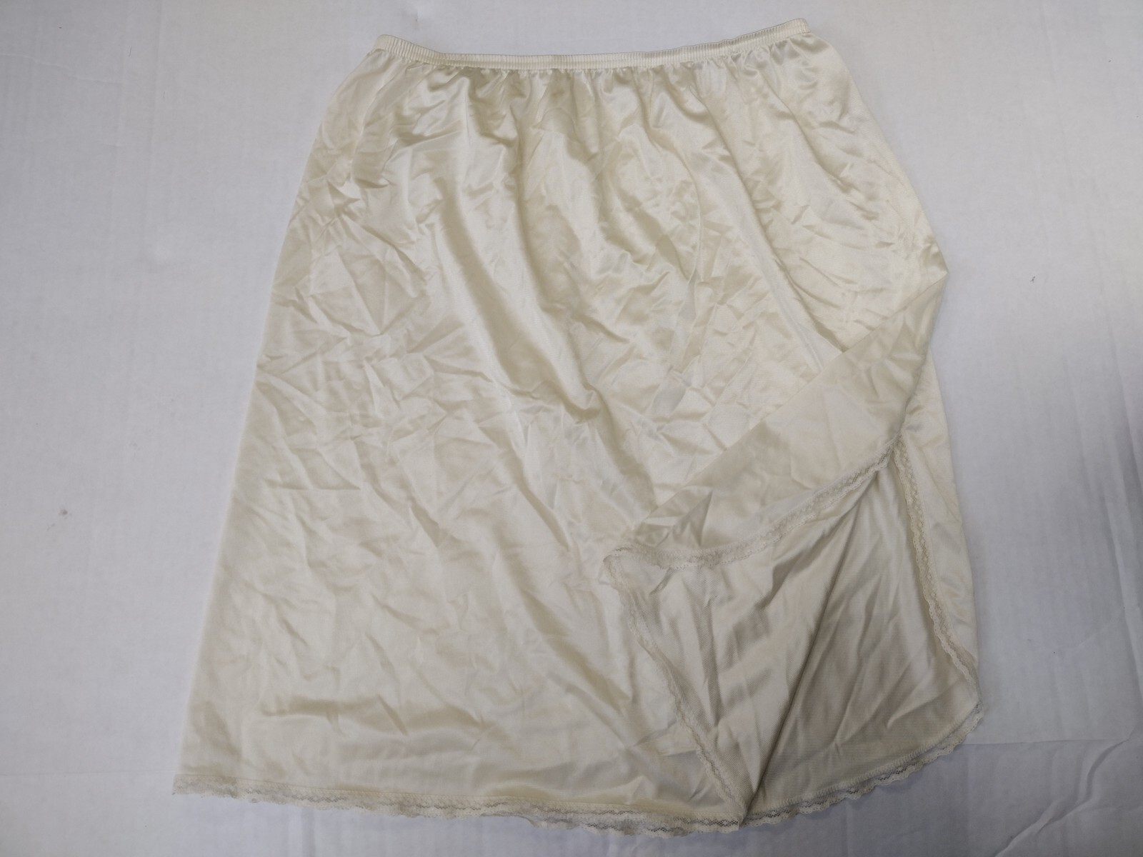 Vanity Fair Women’s Half Slip Nylon Medium 20″ Long Ivory Style 11-760 Short