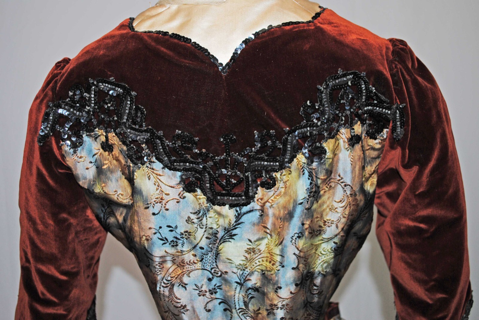VICTORIAN 2 PIECE PATTERNED BROCADE SILK TAFFETA VISITING DRESS 1890, MUSEUM