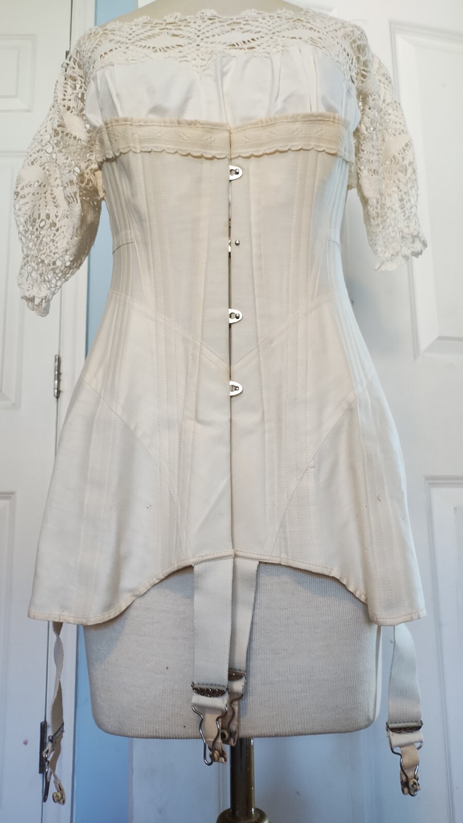 ANTIQUE EDWARDIAN La Riene corset – never worn in original box – XS 22