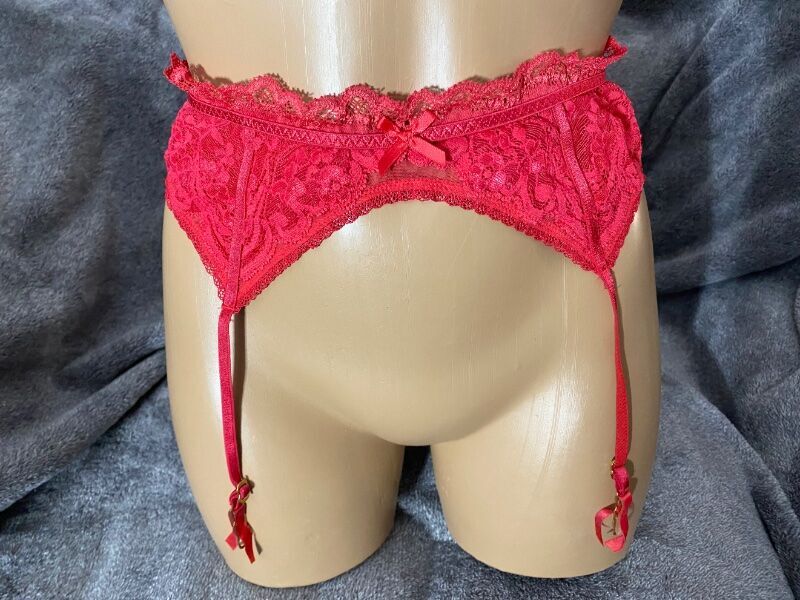 #105 New Vintage Garter Belt VICTORIA’S SECRET Lace XS/S Small NWT — 2007