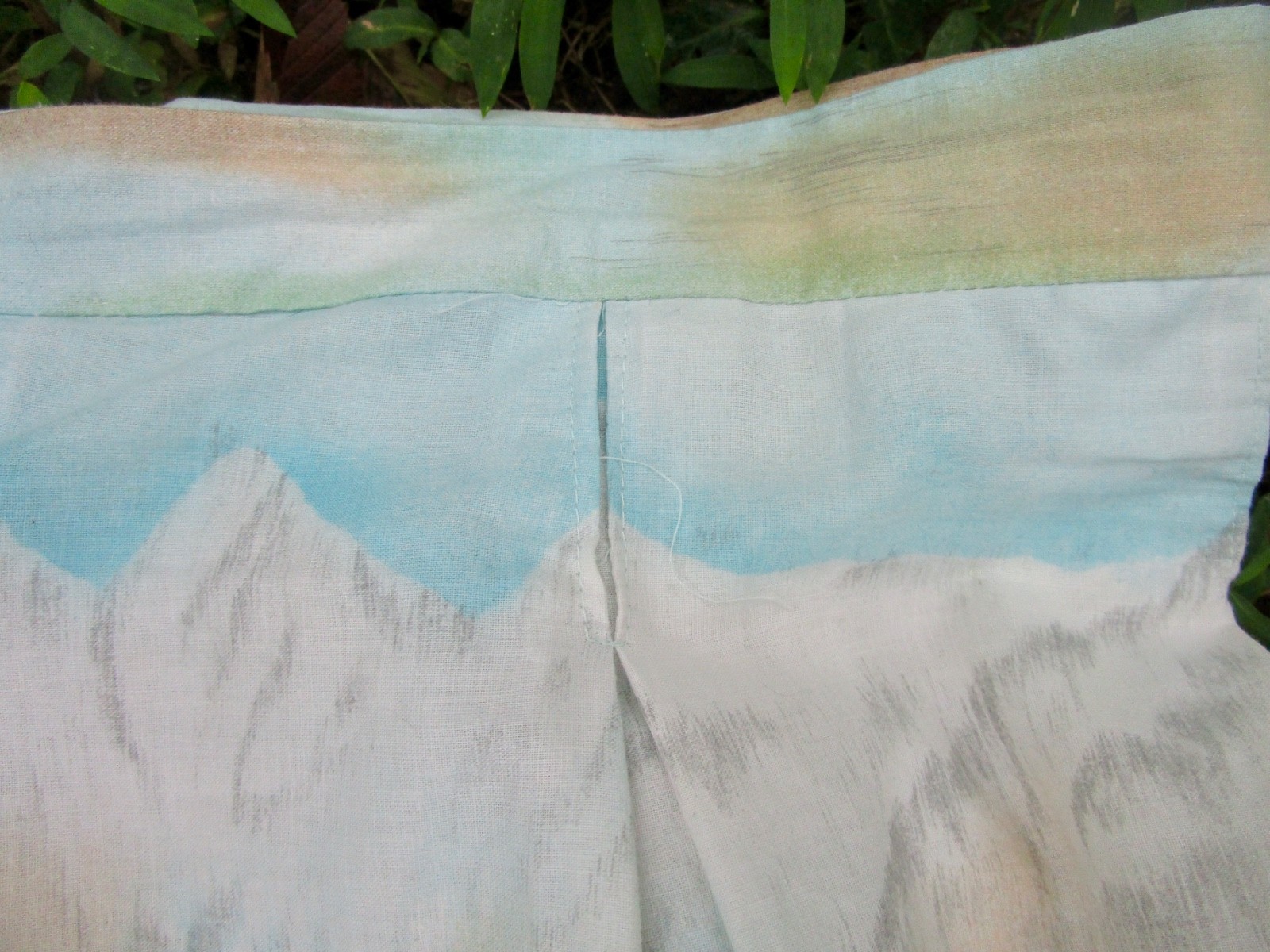 SALE vintage 1950s novelty scenic border print skirt volup, 44″ waist, Alpine