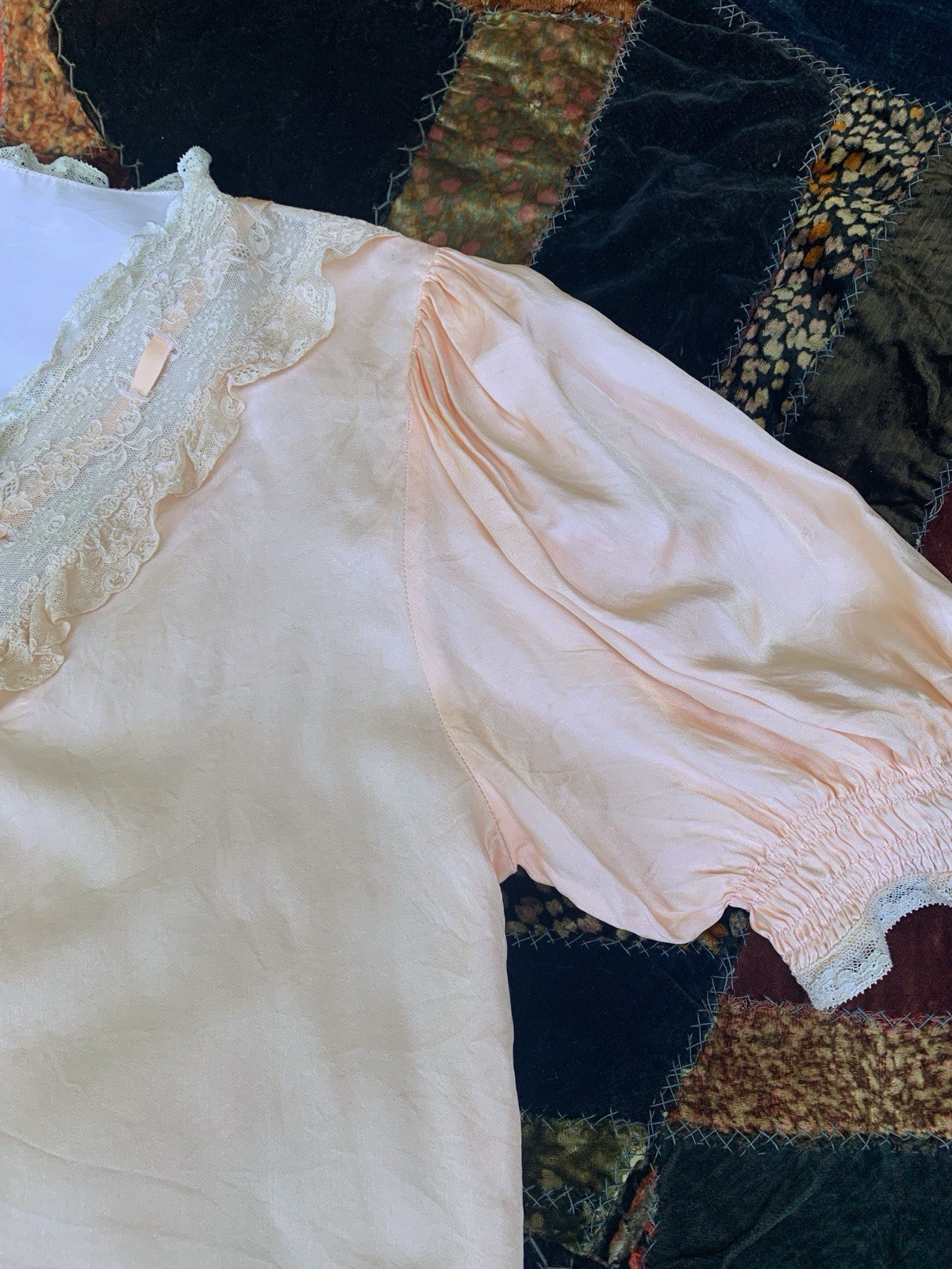 1940s Silk Bed Jacket With Lace And Ribbon Details