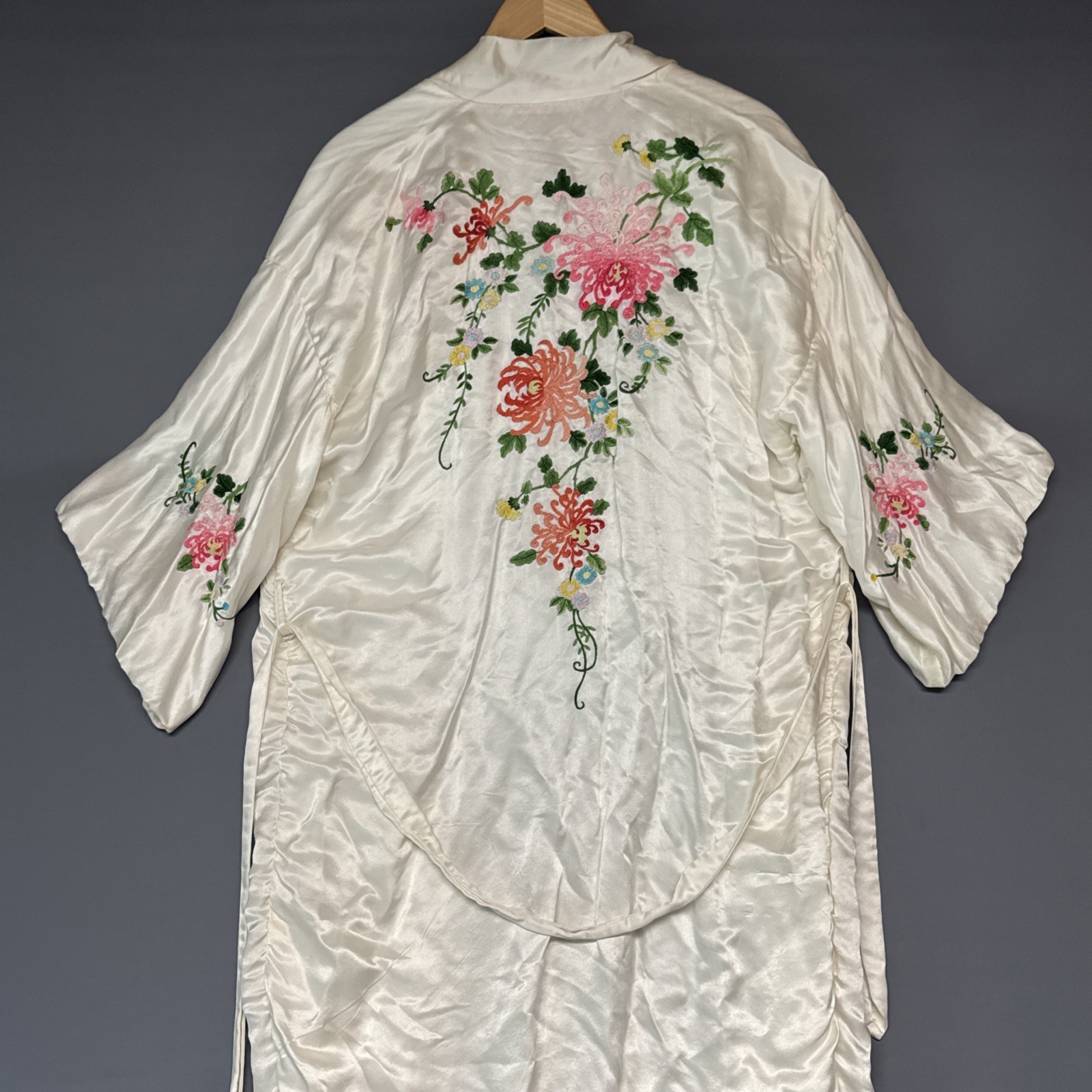 Vintage Chinese 100% Silk Robe Hand Embroidered Chrysanthemum NEEDS CLEANING