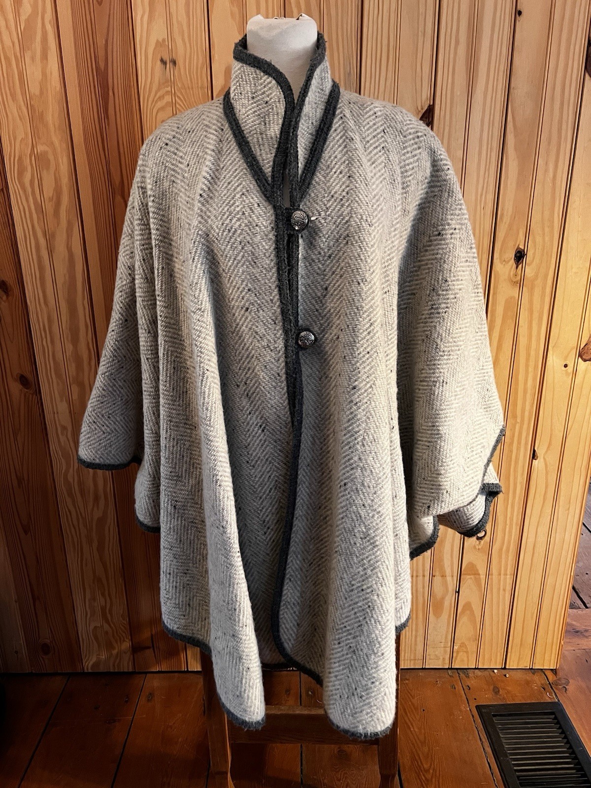 Vtg Wool Poncho Heavy Reversible Gray White Women’s One Size Fits All