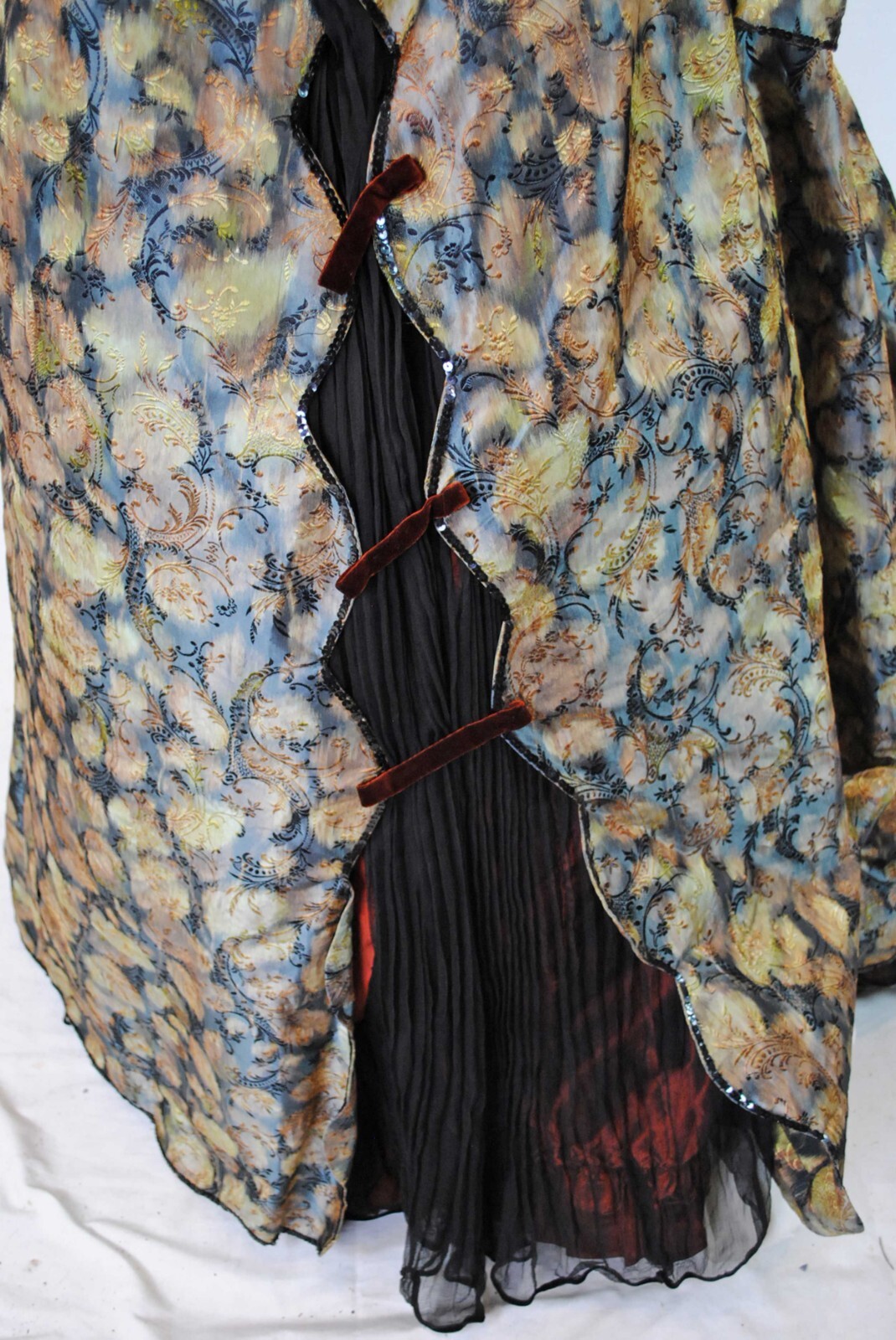 VICTORIAN 2 PIECE PATTERNED BROCADE SILK TAFFETA VISITING DRESS 1890, MUSEUM