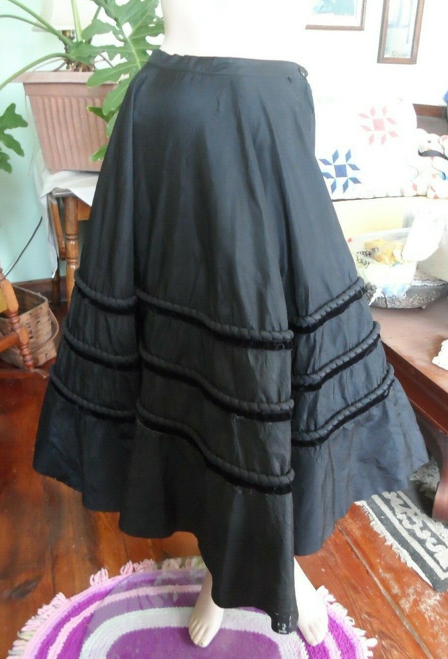 Venida Original Black Taffeta Skirt 40’s 50’s full circle Small Velvet trim