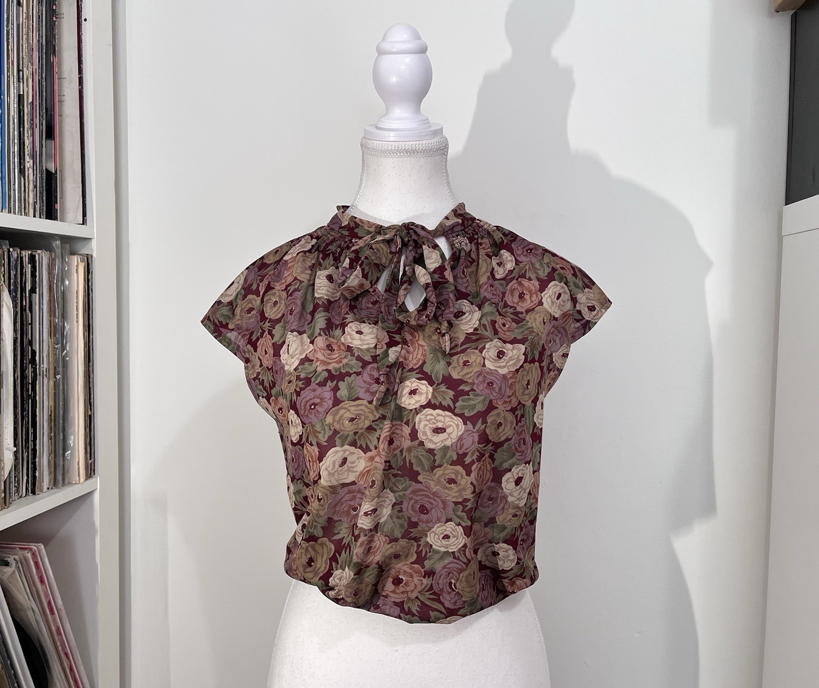 Vintage 1950’s Floral Tie Neck Silky Sheer Cinched Waist Blouse Top Women’s S/M