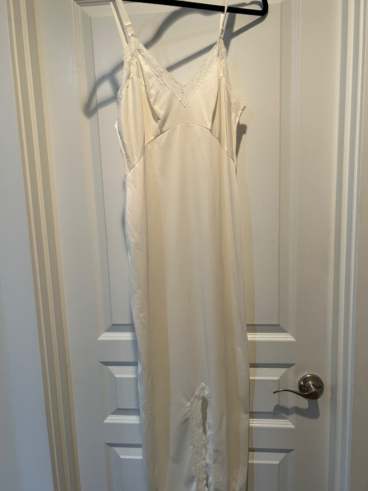 VTG 1960’s PENNY’S GAYMODE SNOW WHITE W/ LACE TRIM LONG NYLON FULL SLIP SZ 34/12