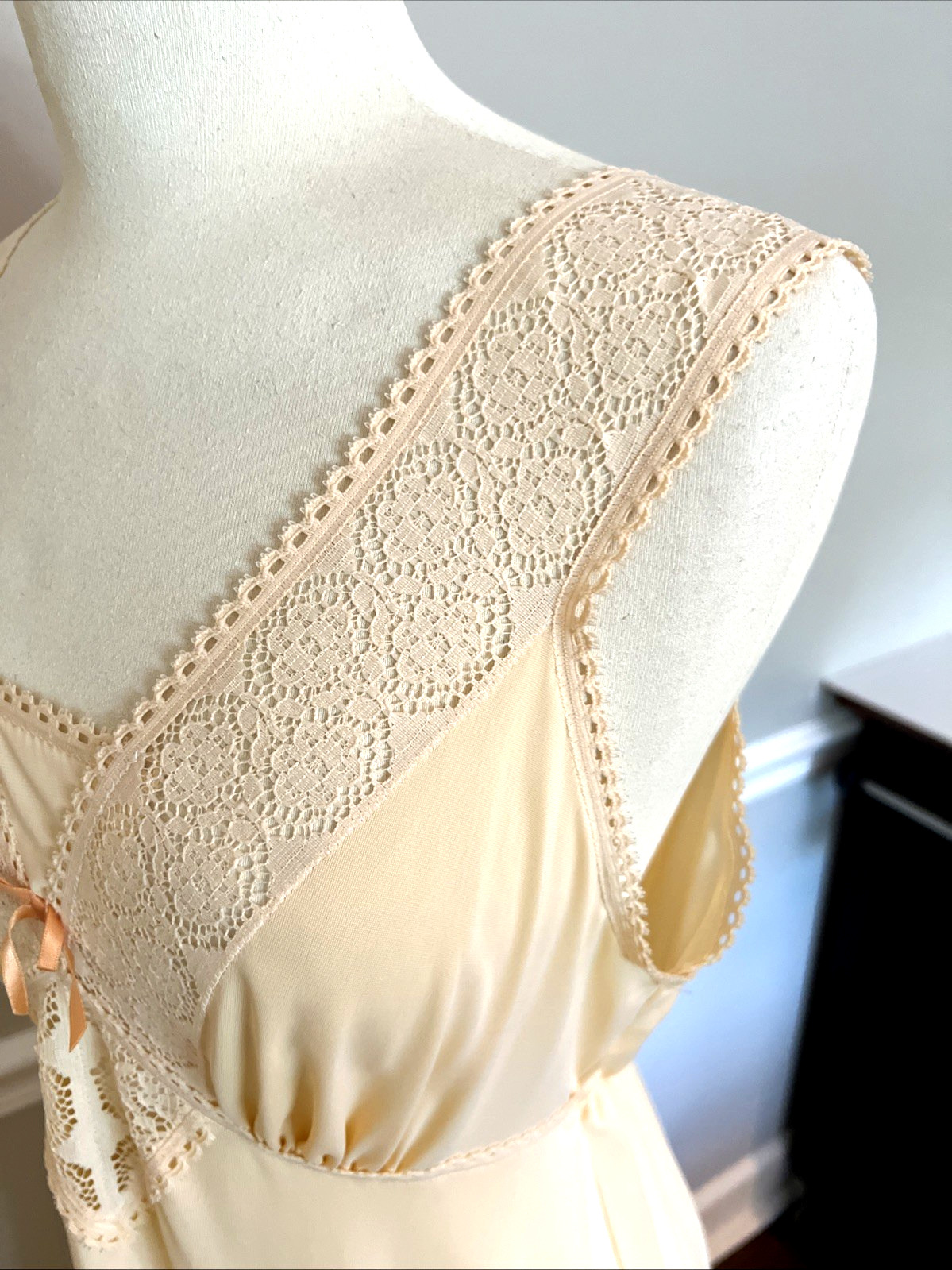VANITY FAIR Peignoir Gown Robe Lace Light Peach Nylon Vintage 1970s Glam 36