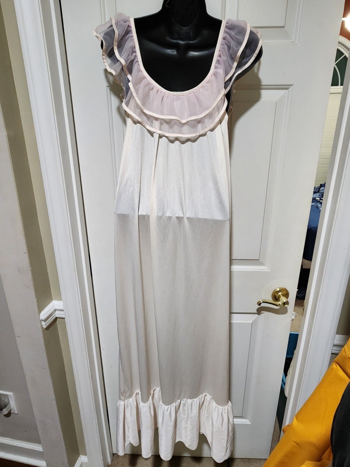 Spotlight Vintage Light Pink Ruffle Long Nightgown Women’s Size Medium